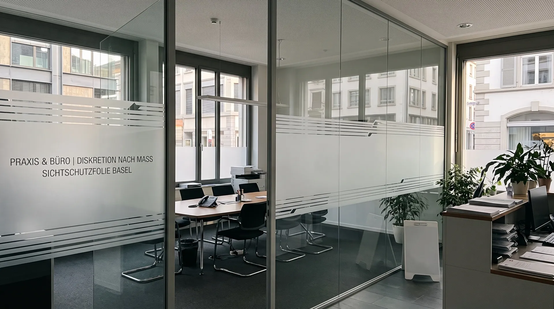 Sichtschutz & Glasdekor für Büros und Arztpraxen in Basel: Stilvoller Sichtschutz nach Mass